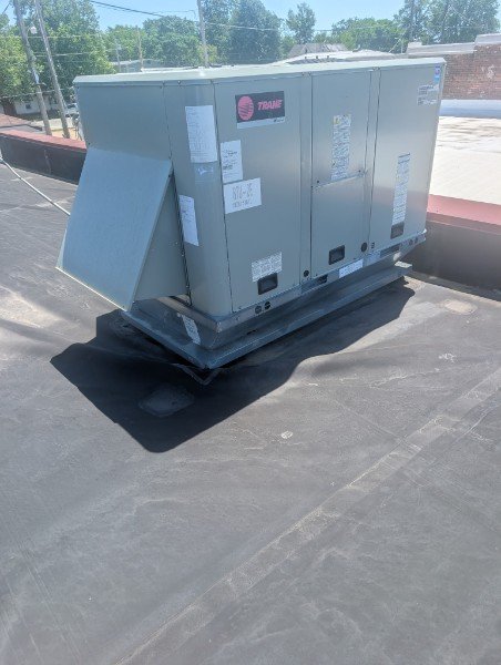 Packaged commercial rooftop heating and cooling unit